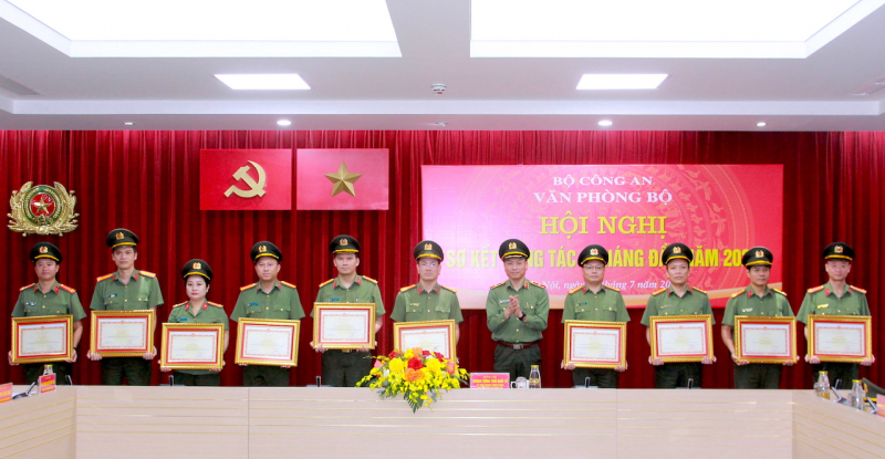 Phát huy vai trò tham mưu kịp thời, chính xác, mang tầm chiến lược của Văn phòng Bộ Công an -0