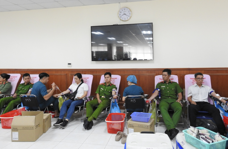 Cán bộ chiến sĩ Công an TP Hồ Chí Minh “Chia giọt hồng - Nhân sự sống” -0