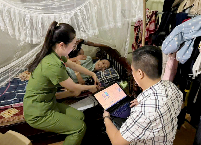 Công an phường đến nhà thu nhận mẫu AND cho thân nhân liệt sĩ -0