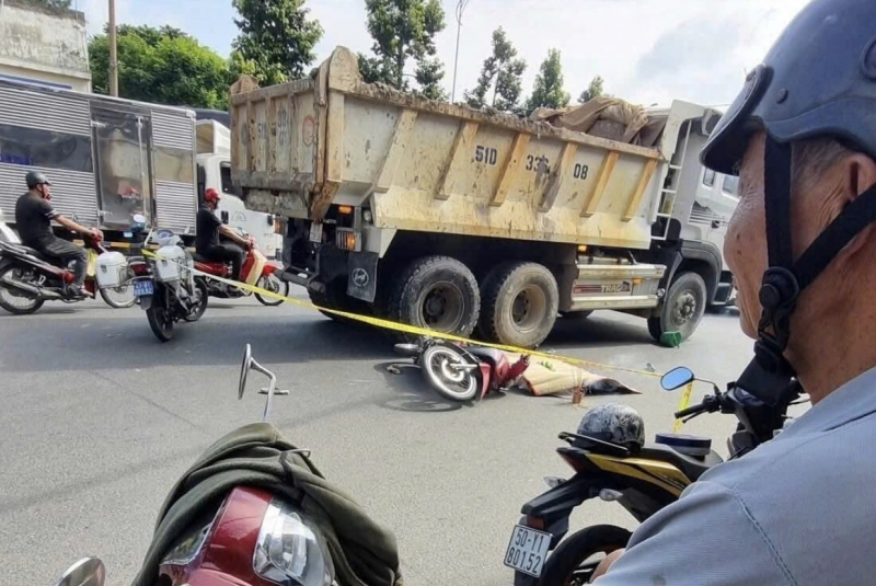 Rơi vào “điểm mù” của xe ben, 2 người phụ nữ thương vong thương tâm -0