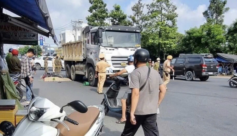 Rơi vào “điểm mù” của xe ben, 2 người phụ nữ thương vong thương tâm -0
