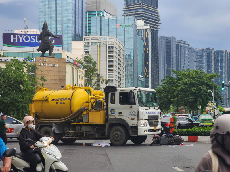 Tài xe xe bồn ngất xỉu khi kiểm tra thấy xe mình gây tai nạn chết người -0