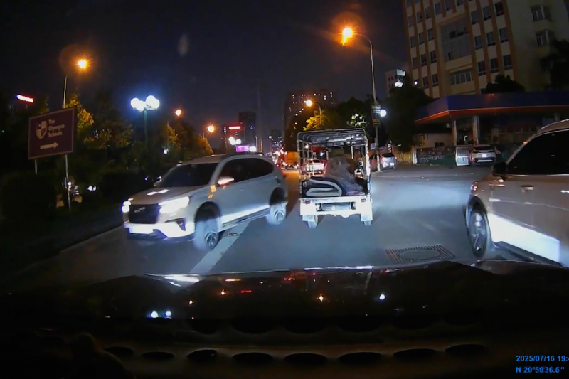 Trước khi gây tai nạn liên hoàn, tài xế ô tô đã chạy ngược chiều nguy hiểm -0