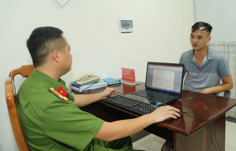 Quay cảnh ẩu đả trên đường, nam thanh niên bị tạm giữ -0