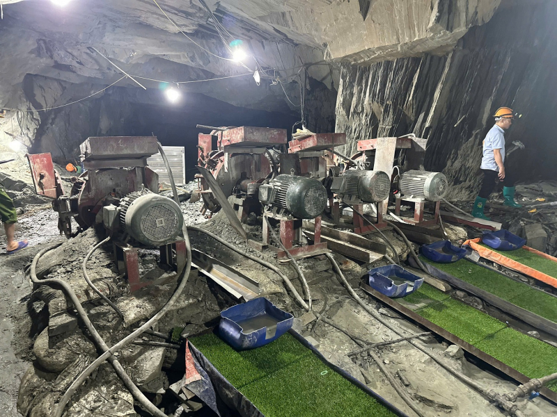 Công an tỉnh Sơn La xuyên rừng, vượt suối truy quét “vàng tặc” -0