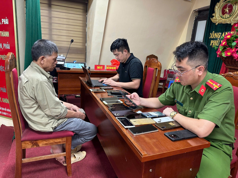 Công an tỉnh Sơn La xuyên rừng, vượt suối truy quét “vàng tặc” -0