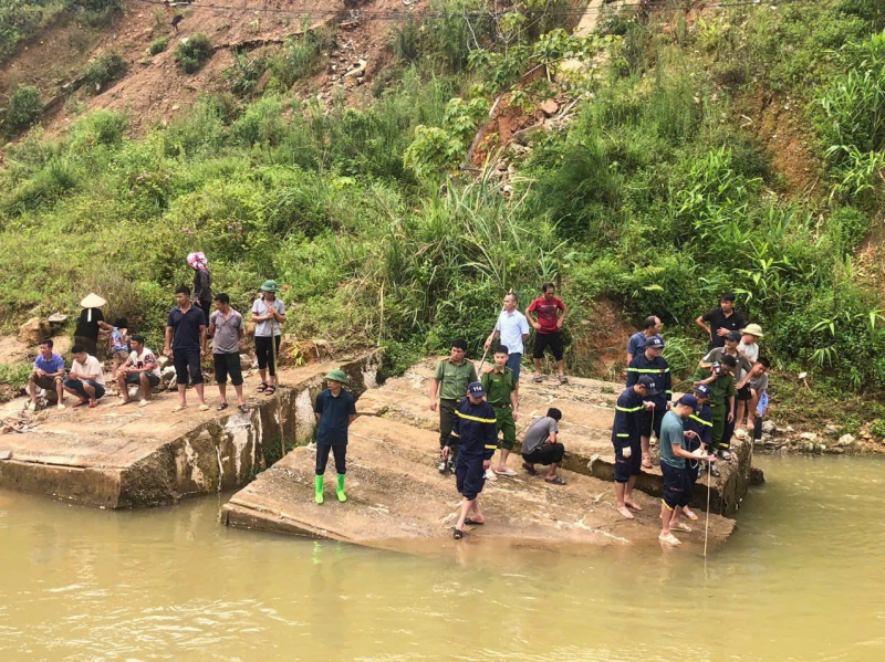 Công an xã phối hợp lực lượng chức năng tìm thấy thi thể người phụ nữ bị lũ cuốn trôi -0