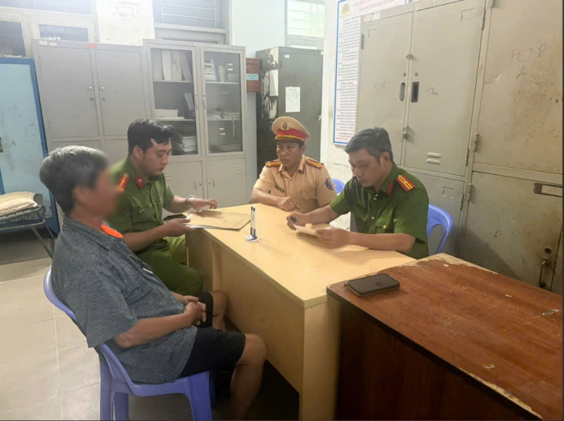 Lập biên bản xử phạt người đàn ông vẽ bậy “có bắn tốc độ” trên mặt đường -0