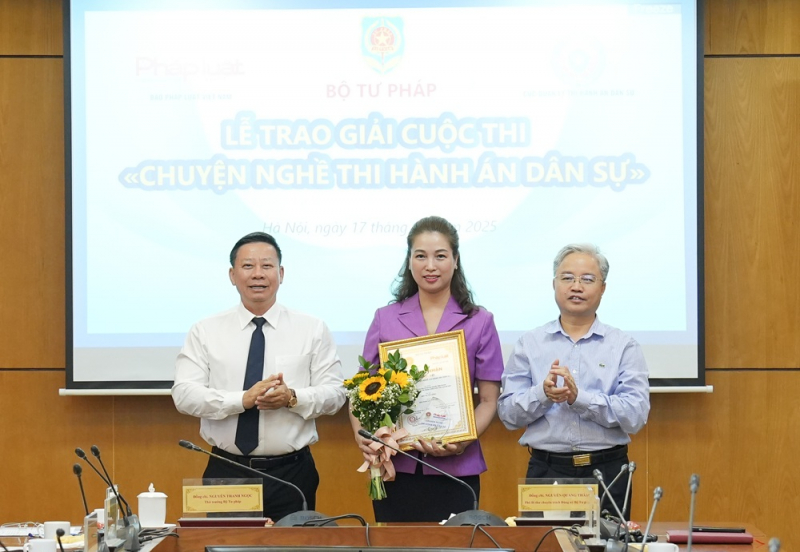 Chiều 17/7, tại Hà Nội, Báo Pháp luật Việt Nam phối hợp Cục Quản lý Thi hành án dân sự, Bộ Tư pháp tổ chức lễ tổng kết và trao giải cuộc thi
