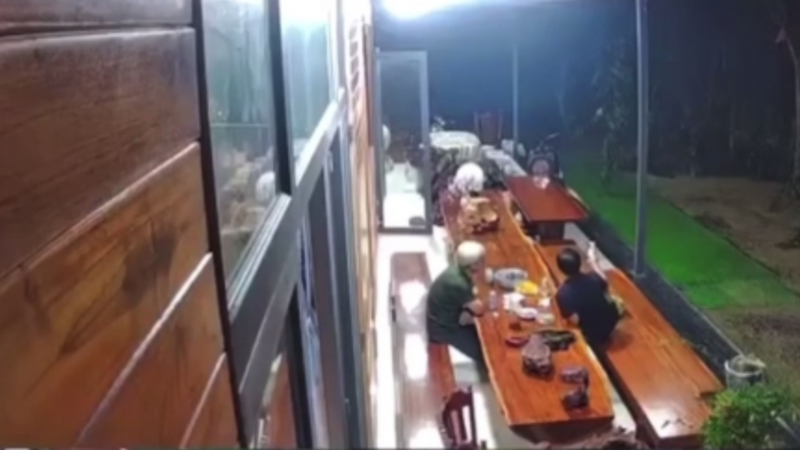 Người đàn ông nghi bị bắn tử vong bằng súng khi đang ngồi nhậu trước nhà -0