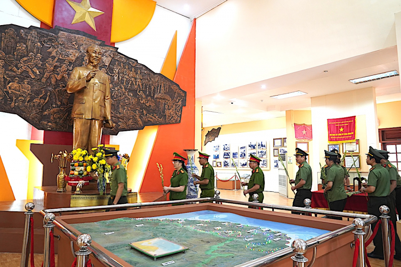 Đoàn công tác Bộ Công an thăm Khu di tích An ninh Khu 5 và người có công tại Đà Nẵng -0