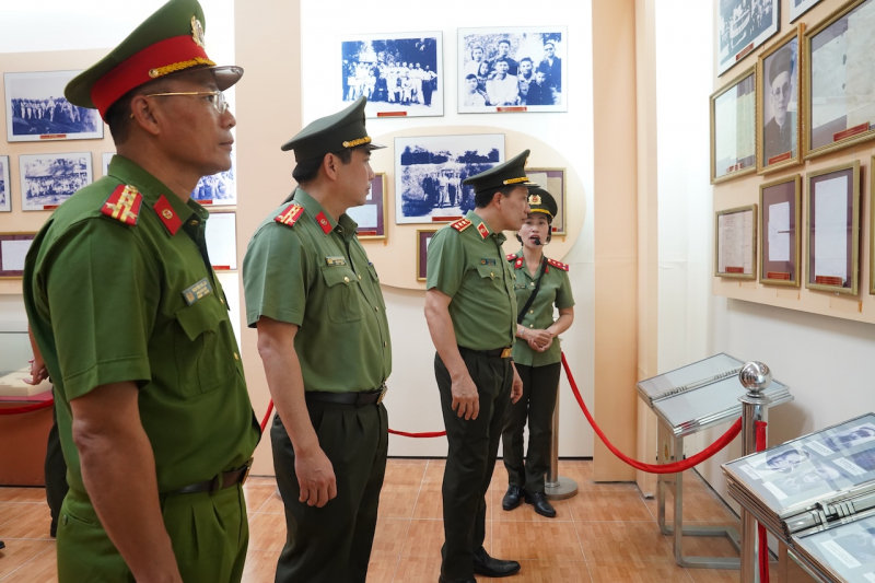 Đoàn công tác Bộ Công an thăm Khu di tích An ninh Khu 5 và người có công tại Đà Nẵng -0