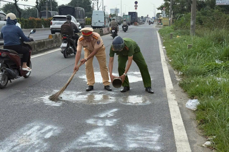 Lập biên bản xử phạt người đàn ông vẽ bậy “có bắn tốc độ” trên mặt đường -0