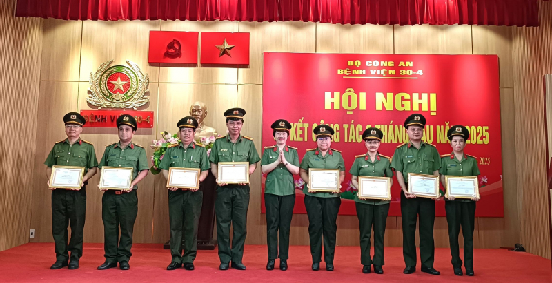 Khen thưởng hơn 130 tập thể, cá nhân y, bác sĩ và CBCS xuất sắc trong công tác y tế -0
