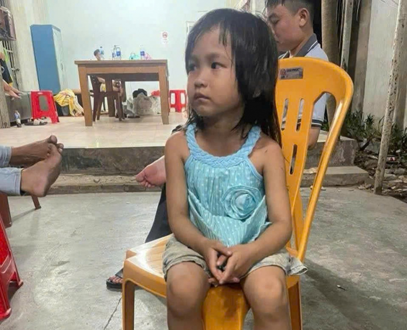 Bé gái 4 tuổi đi lạc vào quán cà phê hơn một tuần chưa ai đến nhận -0