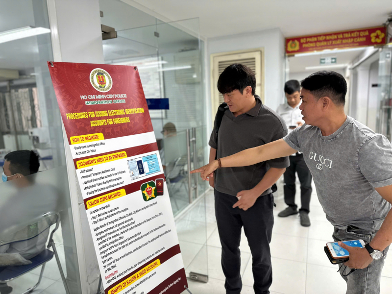 Cấp định danh điện tử cho người nước ngoài “hết việc chứ không chỉ hết giờ” -1