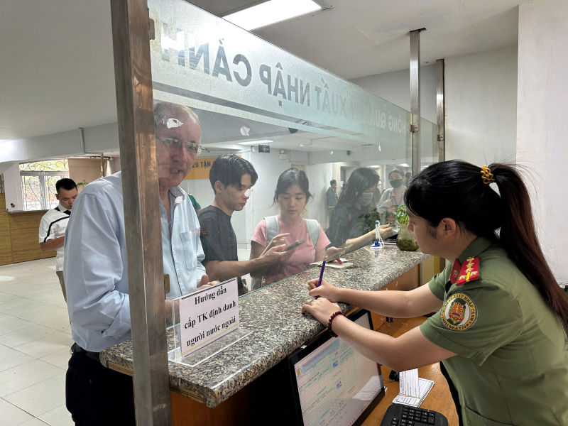 Cấp định danh điện tử cho người nước ngoài “hết việc chứ không chỉ hết giờ” -3