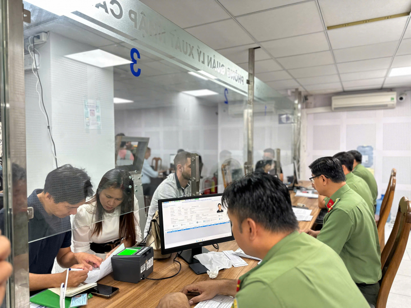 Cấp định danh điện tử cho người nước ngoài “hết việc chứ không chỉ hết giờ” -4
