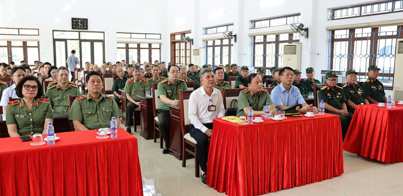 Bộ Công an thăm, tặng quà Trung tâm điều dưỡng thương binh Nho Quan -0