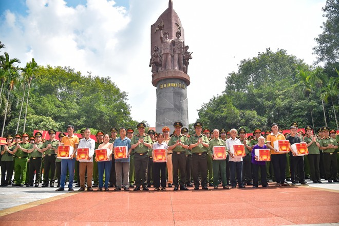 Công an Thủ đô về nơi cội nguồn thiêng liêng của lực lượng CAND -0 Công an Thủ đô về nơi cội nguồn thiêng liêng của lực lượng CAND -0