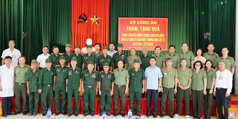Bộ Công an thăm, tặng quà Trung tâm điều dưỡng thương binh Nho Quan -0