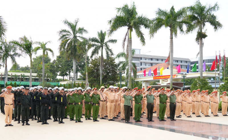2. ban giám đốc công an tỉnh và lãnh đạo, cán bộ chiến sỹ các đơn vị dự lễ ra quân. ảnh trọng tín.jpeg -0