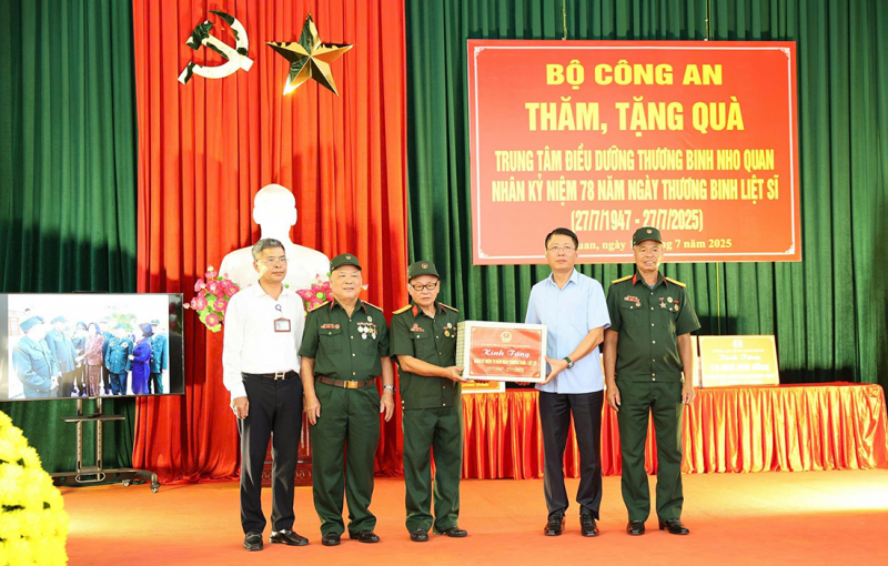 Bộ Công an thăm, tặng quà Trung tâm điều dưỡng thương binh Nho Quan -0