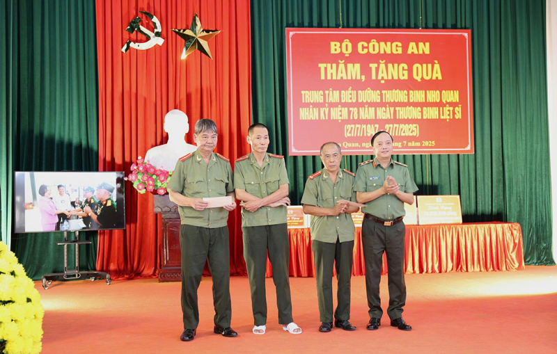 Bộ Công an thăm, tặng quà Trung tâm điều dưỡng thương binh Nho Quan -0