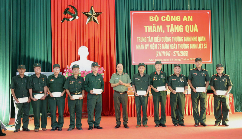Bộ Công an thăm, tặng quà Trung tâm điều dưỡng thương binh Nho Quan -0