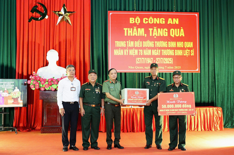 Bộ Công an thăm, tặng quà Trung tâm điều dưỡng thương binh Nho Quan -0