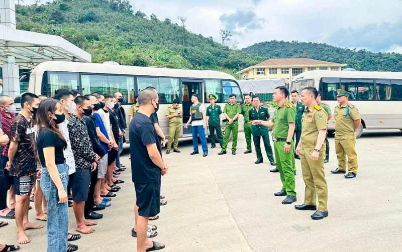 Xuất ngoại bằng đường vòng -0