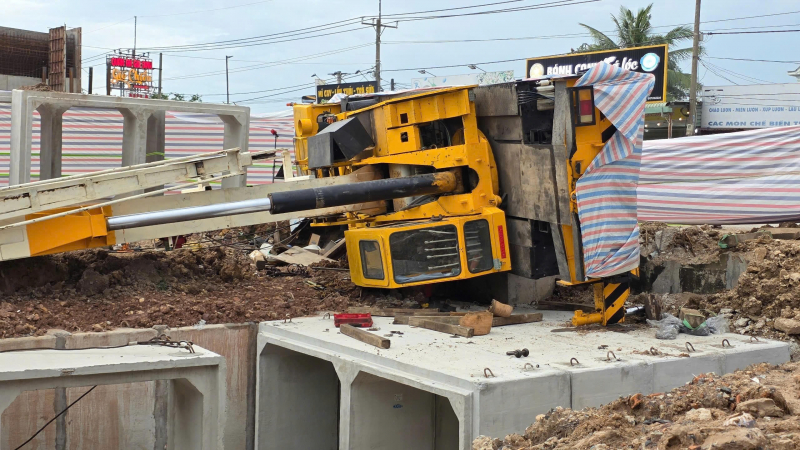 Cần cẩu công trình cầu vượt cao tốc Biên Hòa - Vũng Tàu khiến một công nhân tử vong -0