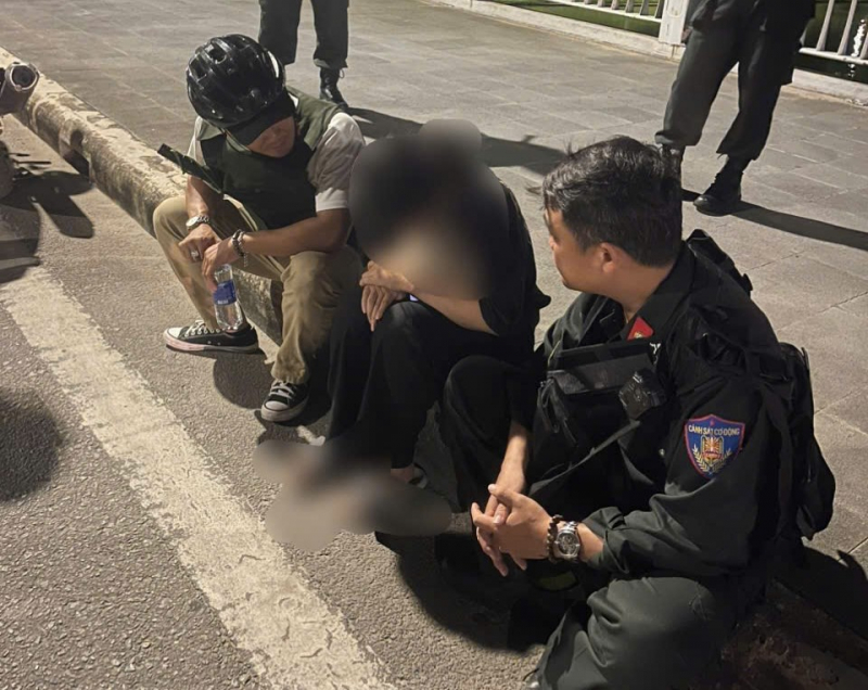 Cảnh sát cơ động kịp thời ngăn chặn nữ sinh viên nhảy cầu tự vẫn -0