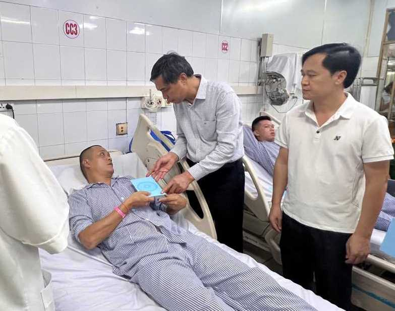 Xuyên đêm tìm kiếm nạn nhân đắm tàu trên vịnh Hạ Long -0