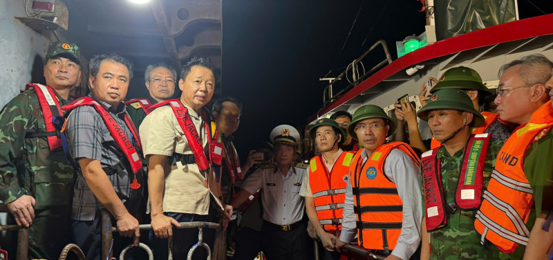 Xuyên đêm tìm kiếm nạn nhân đắm tàu trên vịnh Hạ Long -0