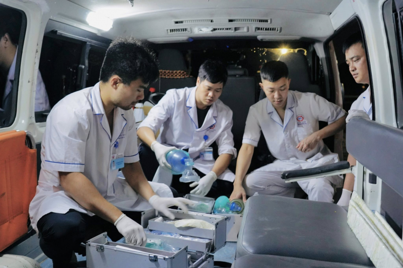 Tập trung cứu chữa các nạn nhân bị thương trong vụ đắm tàu du lịch trên Vịnh Hạ Long -0