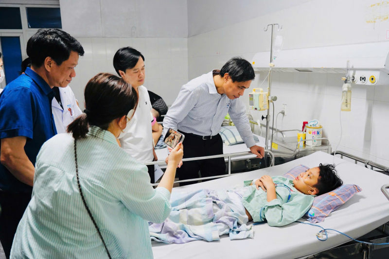 Tập trung cứu chữa các nạn nhân bị thương trong vụ đắm tàu du lịch trên Vịnh Hạ Long -0