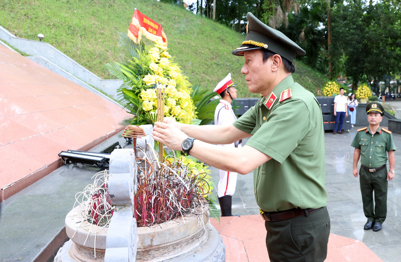 Đoàn đại biểu Đảng ủy Công an Trung ương, Bộ Công an dâng hương tại Khu di tích lịch sử CAND -0