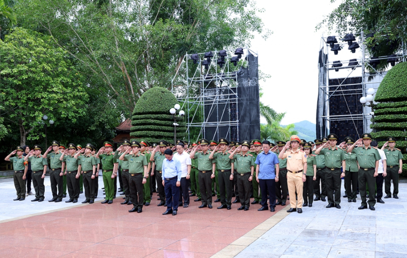 Đoàn đại biểu Đảng ủy Công an Trung ương, Bộ Công an dâng hương tại Khu di tích lịch sử CAND -0
