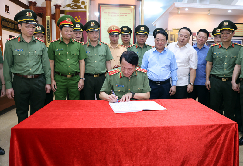 Đoàn đại biểu Đảng ủy Công an Trung ương, Bộ Công an dâng hương tại Khu di tích lịch sử CAND -2