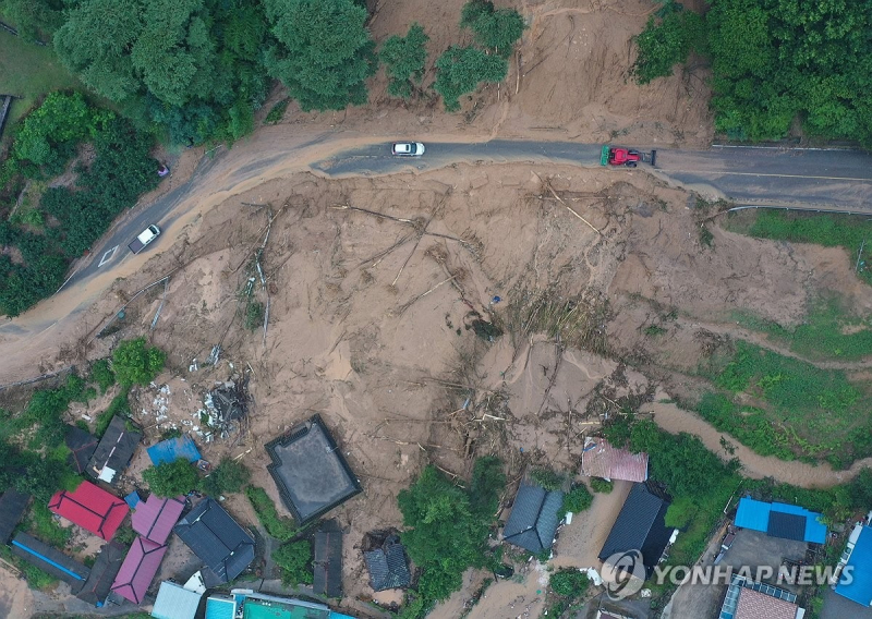 Hàn Quốc chìm trong trận mưa thế kỉ, ít nhất 14 người thiệt mạng -0