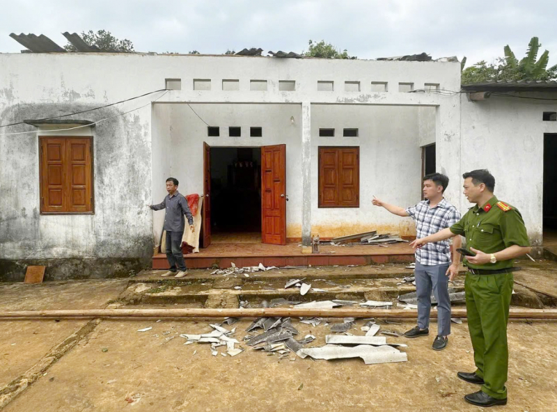 Công an phường Tam Thanh hỗ trợ gia đình khó khăn khắc phục hậu quả gió lốc -0