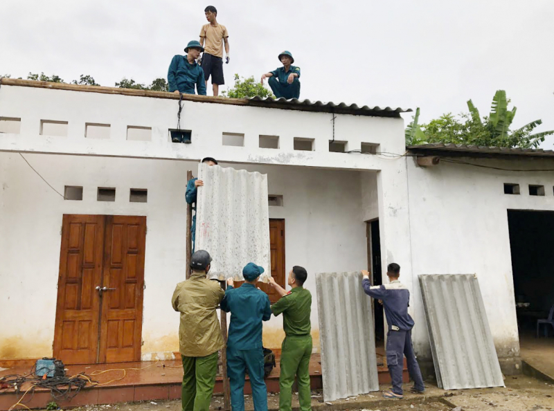 Công an phường Tam Thanh hỗ trợ gia đình khó khăn khắc phục hậu quả gió lốc -0