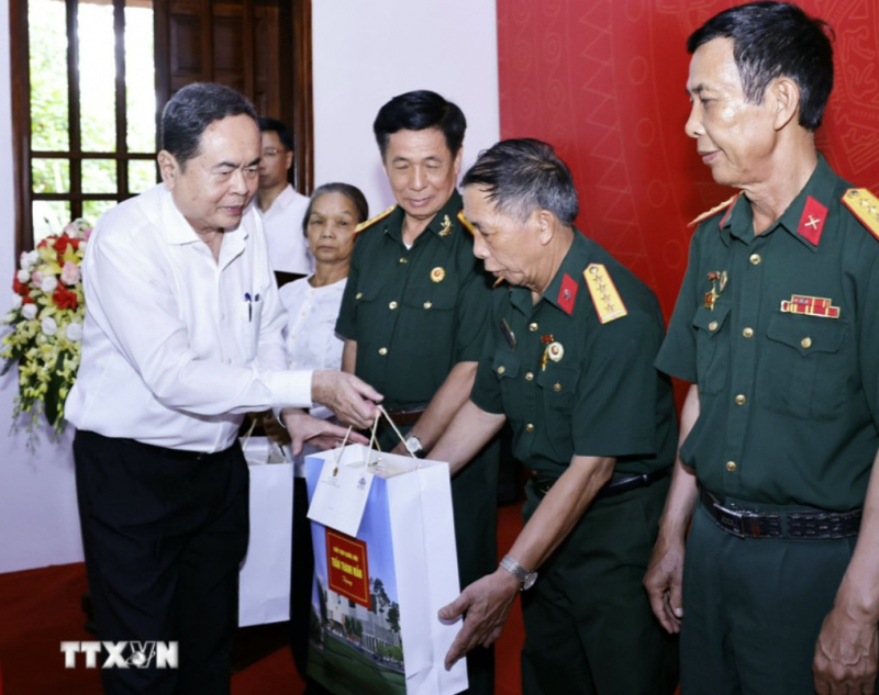 Chủ tịch Quốc hội tri ân các Anh hùng Liệt sỹ, người có công tại Thái Nguyên -0