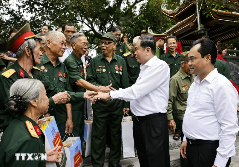 Chủ tịch Quốc hội tri ân các Anh hùng Liệt sỹ, người có công tại Thái Nguyên -0