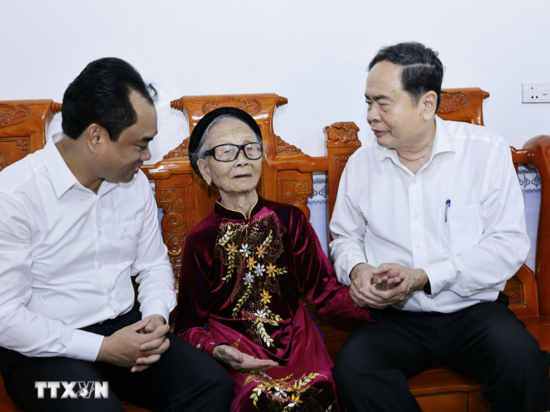 Chủ tịch Quốc hội tri ân các Anh hùng Liệt sỹ, người có công tại Thái Nguyên -0