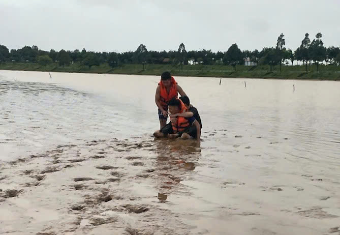Anh trai cứu em gái nhảy cầu, Cảnh sát kịp thời cứu sống cả hai -0