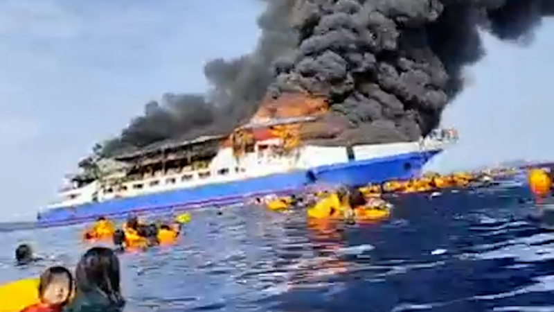 Tàu chở gần 300 khách cháy ngoài khơi Indonesia -1