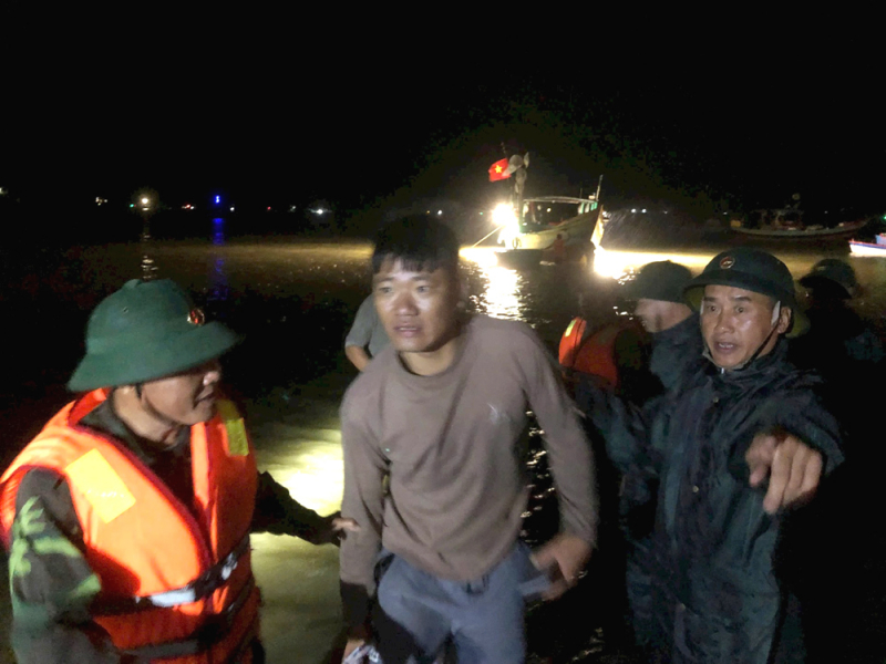 Chìm tàu du lịch tại Thiên Cầm, 34 người được cứu trong đêm -0