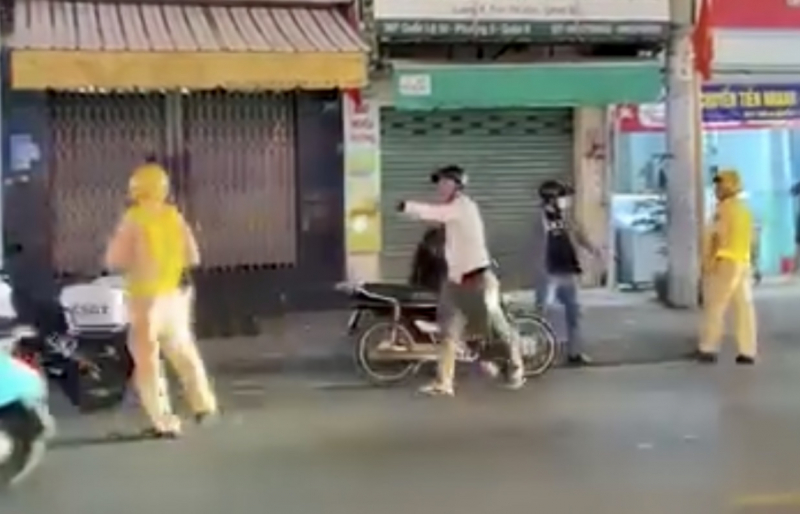 Đang xác minh xử lý nhóm người say xỉn có biểu hiện chống người thi hành công vụ -1